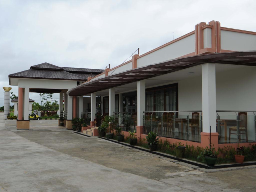 The Golden Lake Hotel Naypyidaw Bagian luar foto