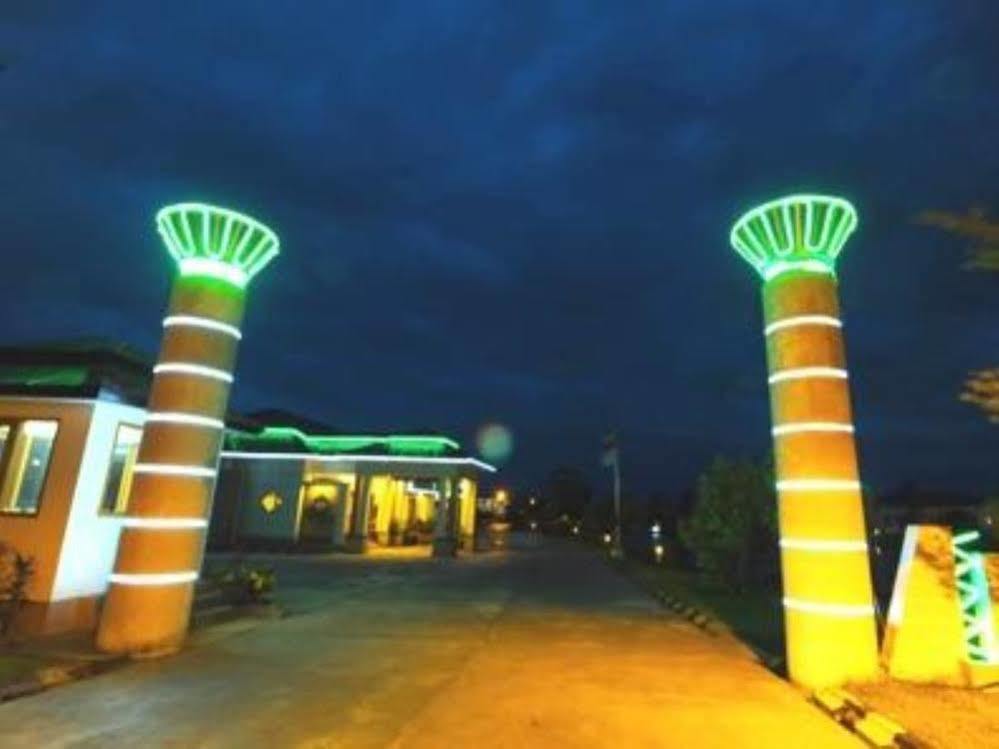 The Golden Lake Hotel Naypyidaw Bagian luar foto