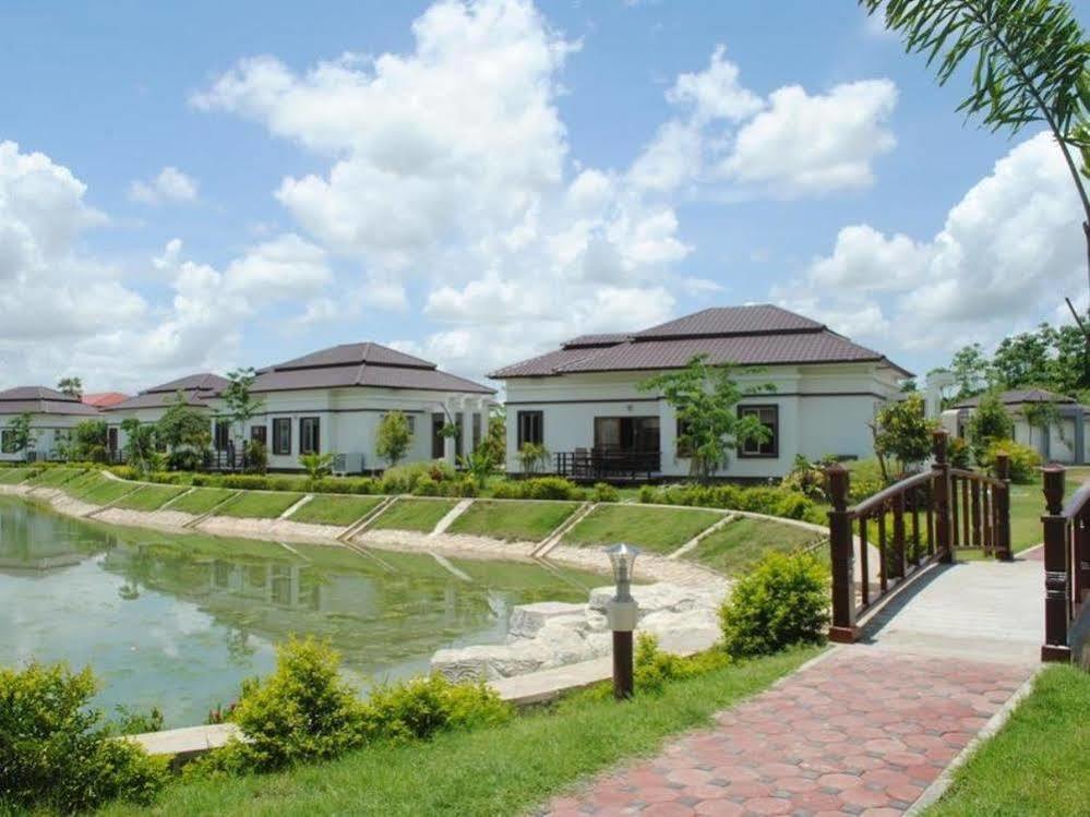 The Golden Lake Hotel Naypyidaw Bagian luar foto